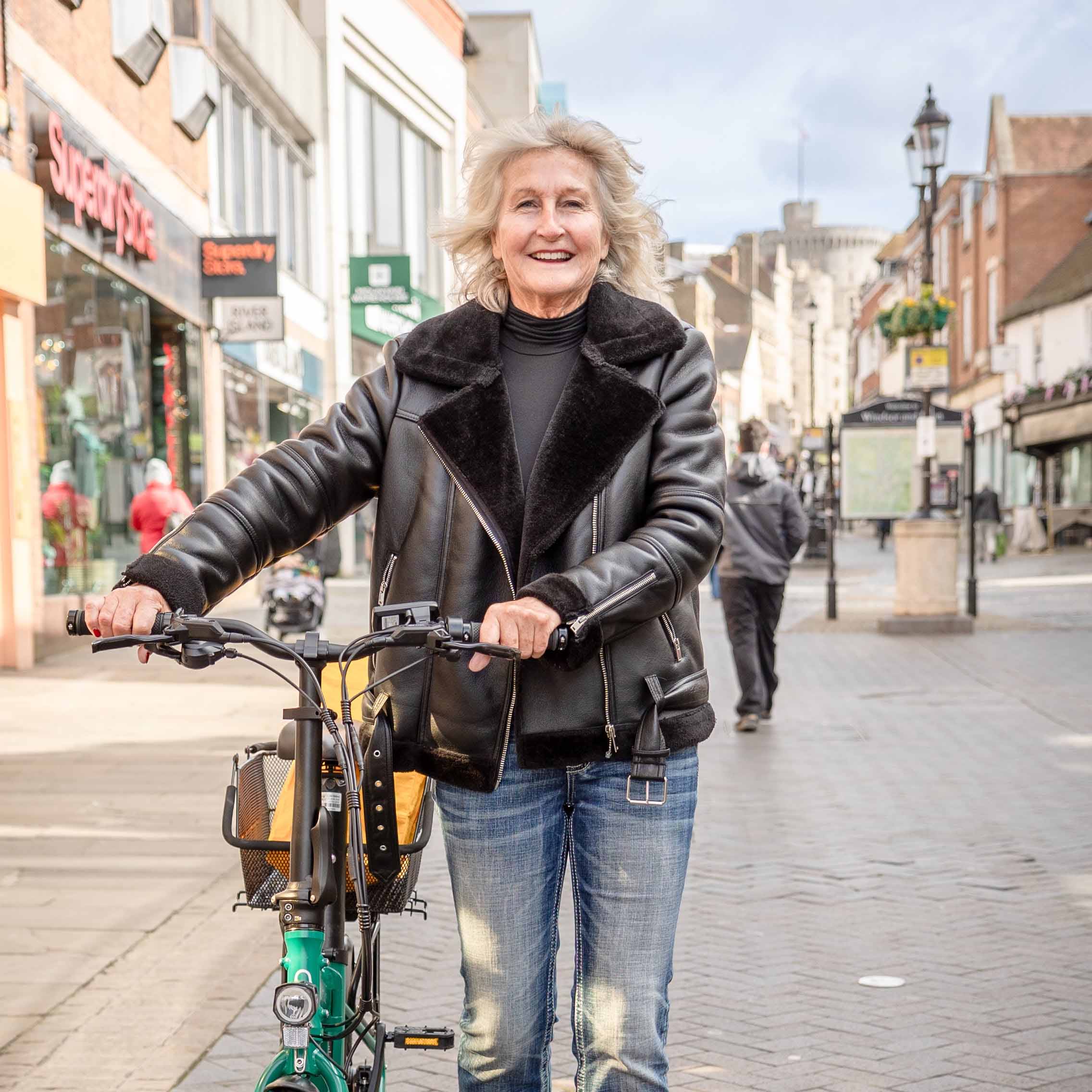 Customer with the Hygge Virum folding e-bike, showcasing comfort and ease of everyday riding